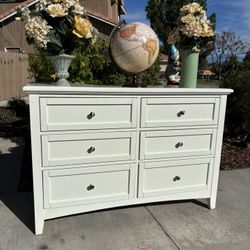 White Bassett Solid Wood 6 Drawer Dresser Chest of Drawers Furniture Great Condition 