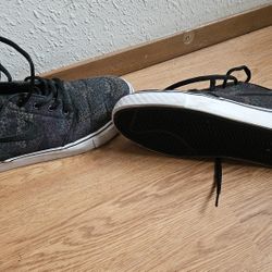 Size 6.5 Youth Nikes $20 OBO