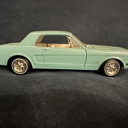 Die Cast 1:18 1965 Ford Mustang Model