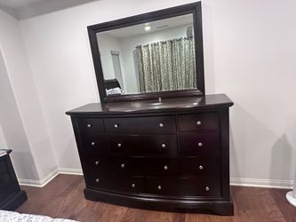 King size dresser and mirror . It has 11 drawers.