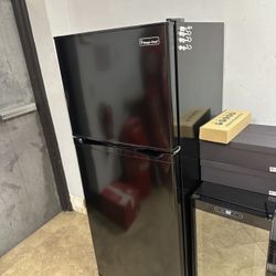 FRIDGE Magic Chef 9.9 Cu Inch Excellent Condition 