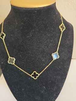 Cadena en forma de flor color oscura de plata 925 para mujer
