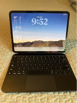iPad Pro 11 inch M4 with keyboard
