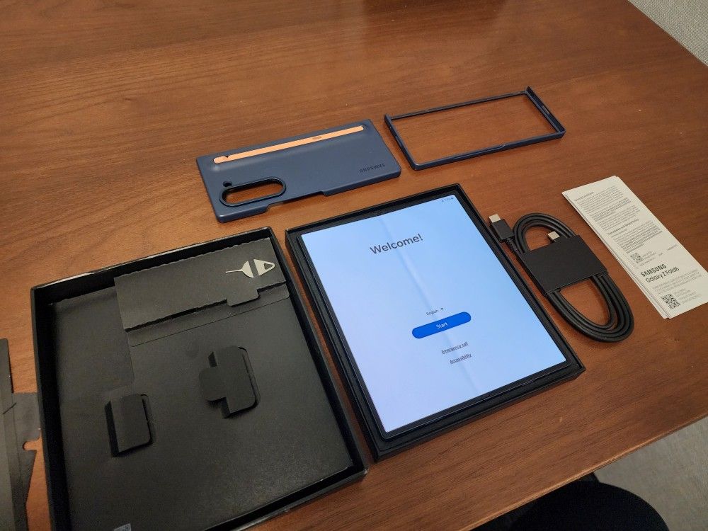 Samsung Galaxy Z Fold 6 (Used - Like New) w 2 Free Cases