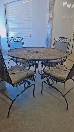 Beautiful Wrought Iron Patio Set ( READ DESCRIPTION)