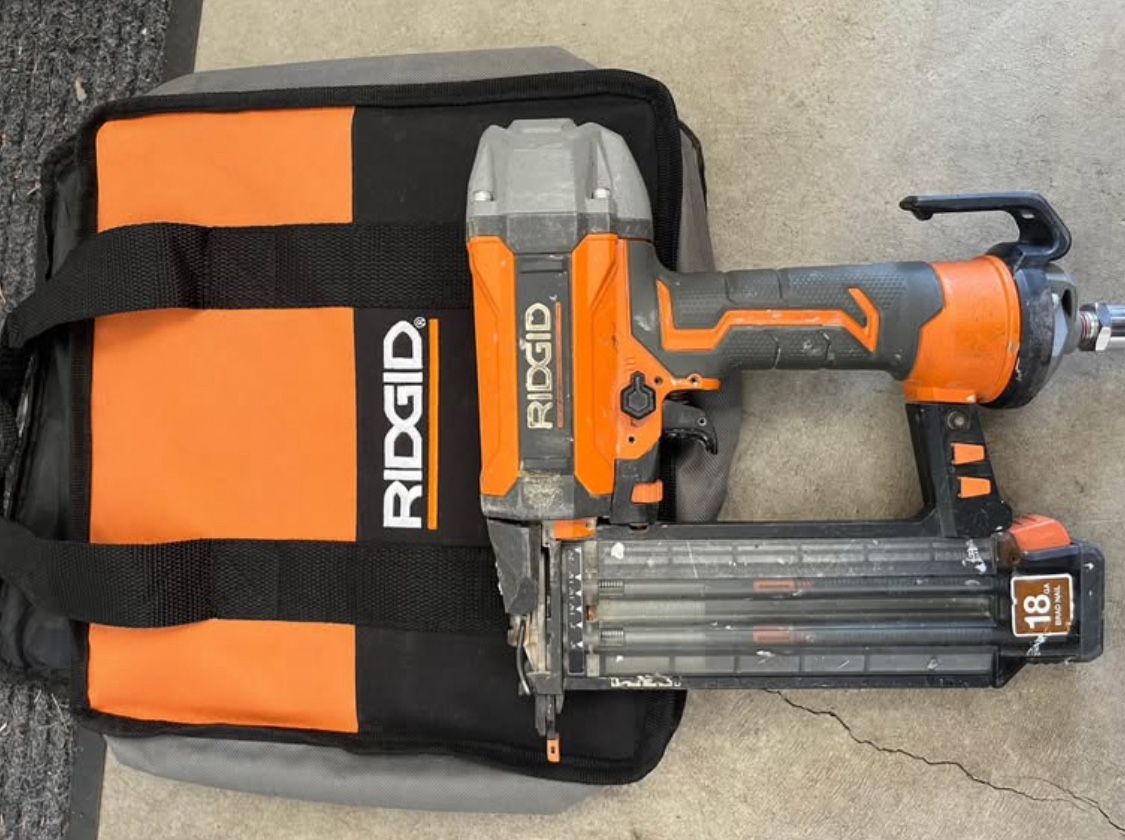 RIDGID 18 GUAGE BRAD NAILER w/ case