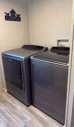 living room/ sala & washer and dryer