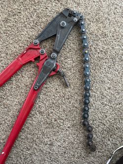 Grip on chain pipe cutter