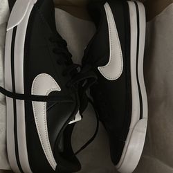 Nike court legacy size4
