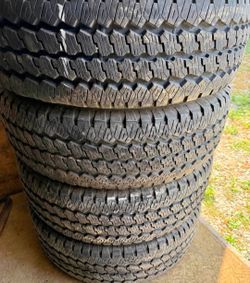 275 70 18 Bridgestone tires Con 80% de Vida Las 4
