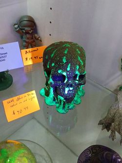 Melting skull, glows in dark and uv light