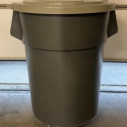 Huskie 55 Gallon Trash Can With Dolly And Lid