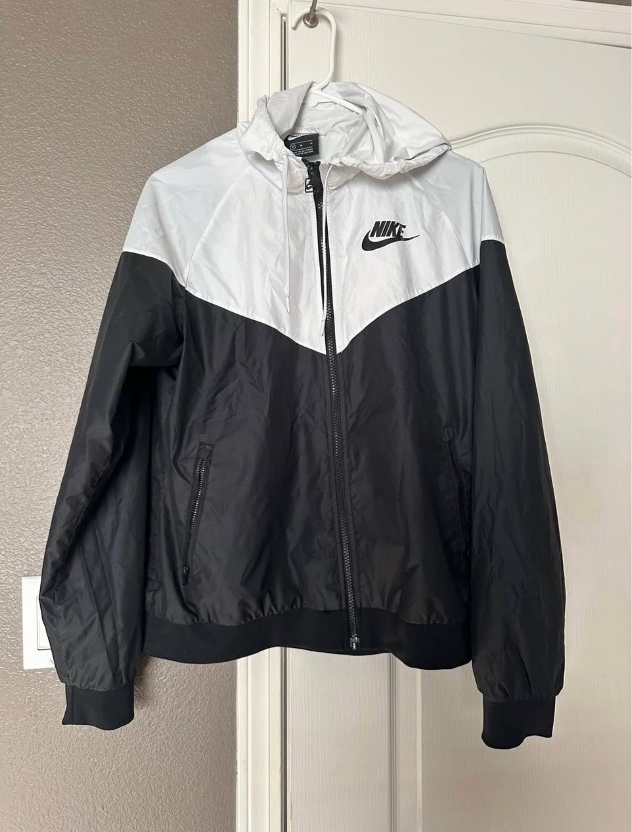 Women’s Nike Windbreaker (Medium)