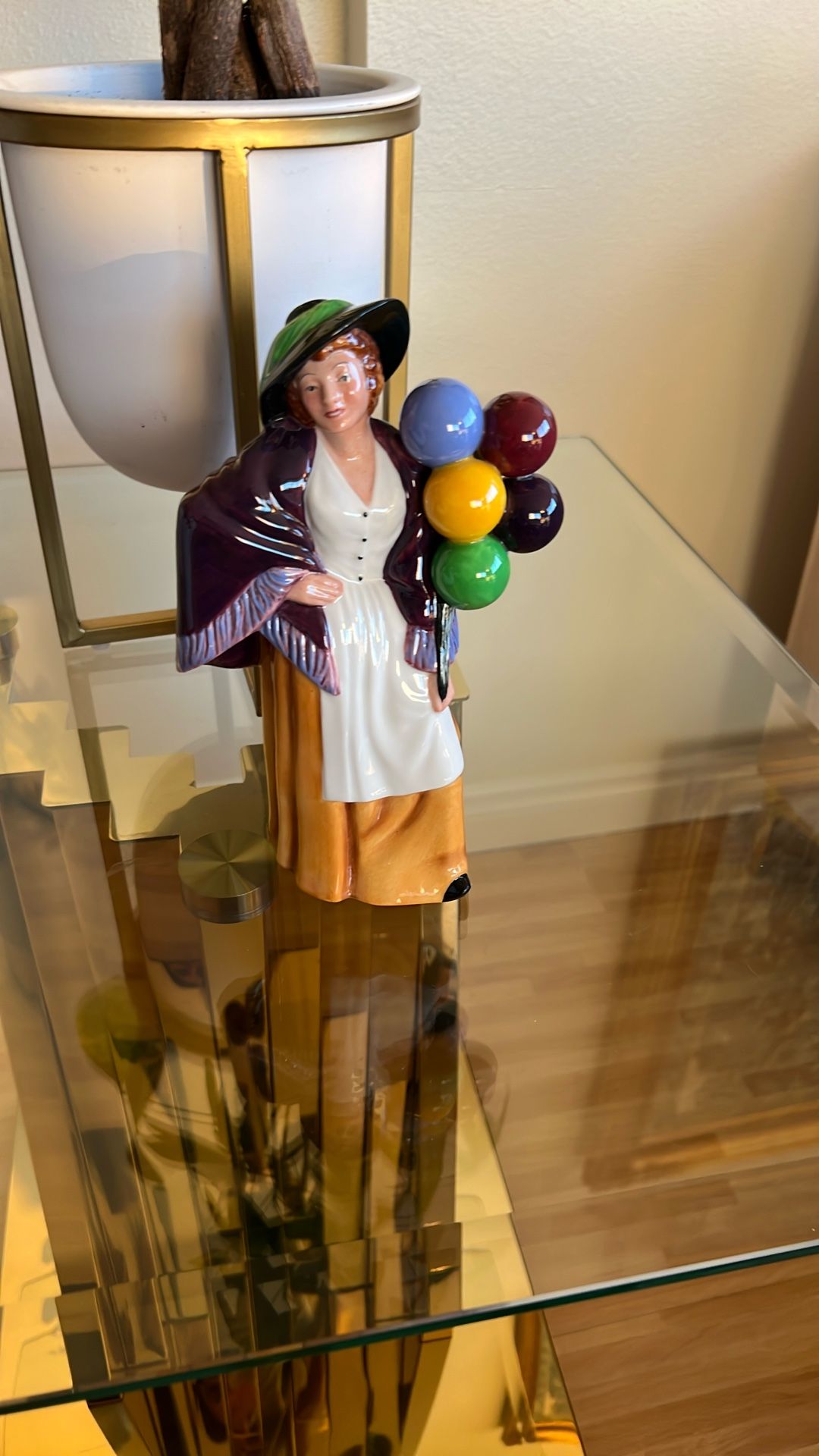 Royal Doulton HN 2935 BALLOON LADY Moratid bY PeterAGe. ROVAL DOINTON PABLEWARE LASITED 19OS