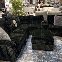 Stunning Sectional W/ottoman! $899 🚨🖤📦