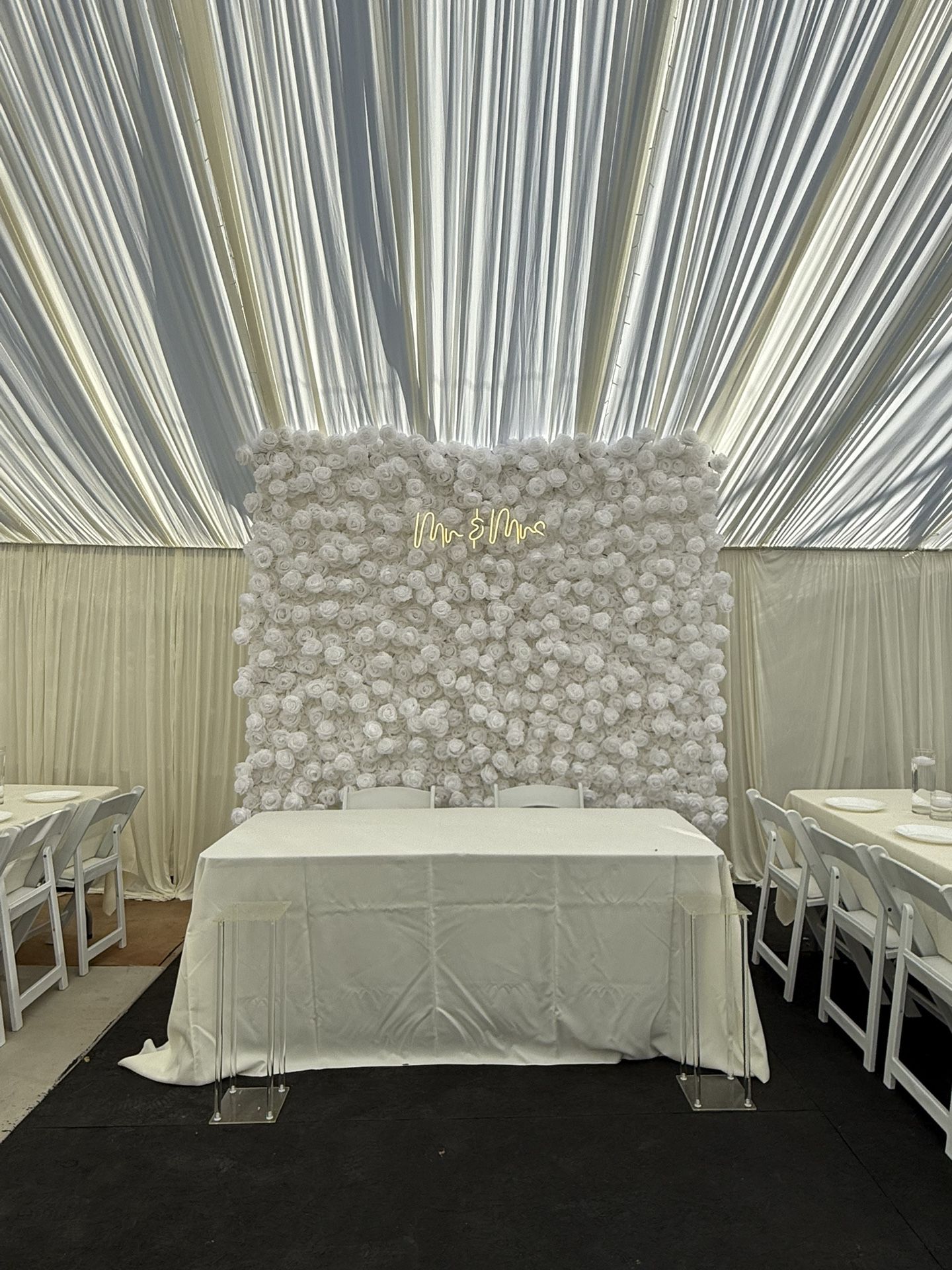 Flower Wall Backdrop Luz Light ( Mr & Mrs)