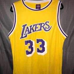 XL Lakers Retro Crypto arena giveaway Kareem Abdul Jabbar