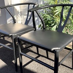 (2) Wishbone Styled Mid-Century Modern Dining Chairs. Delivery Available 🚚.