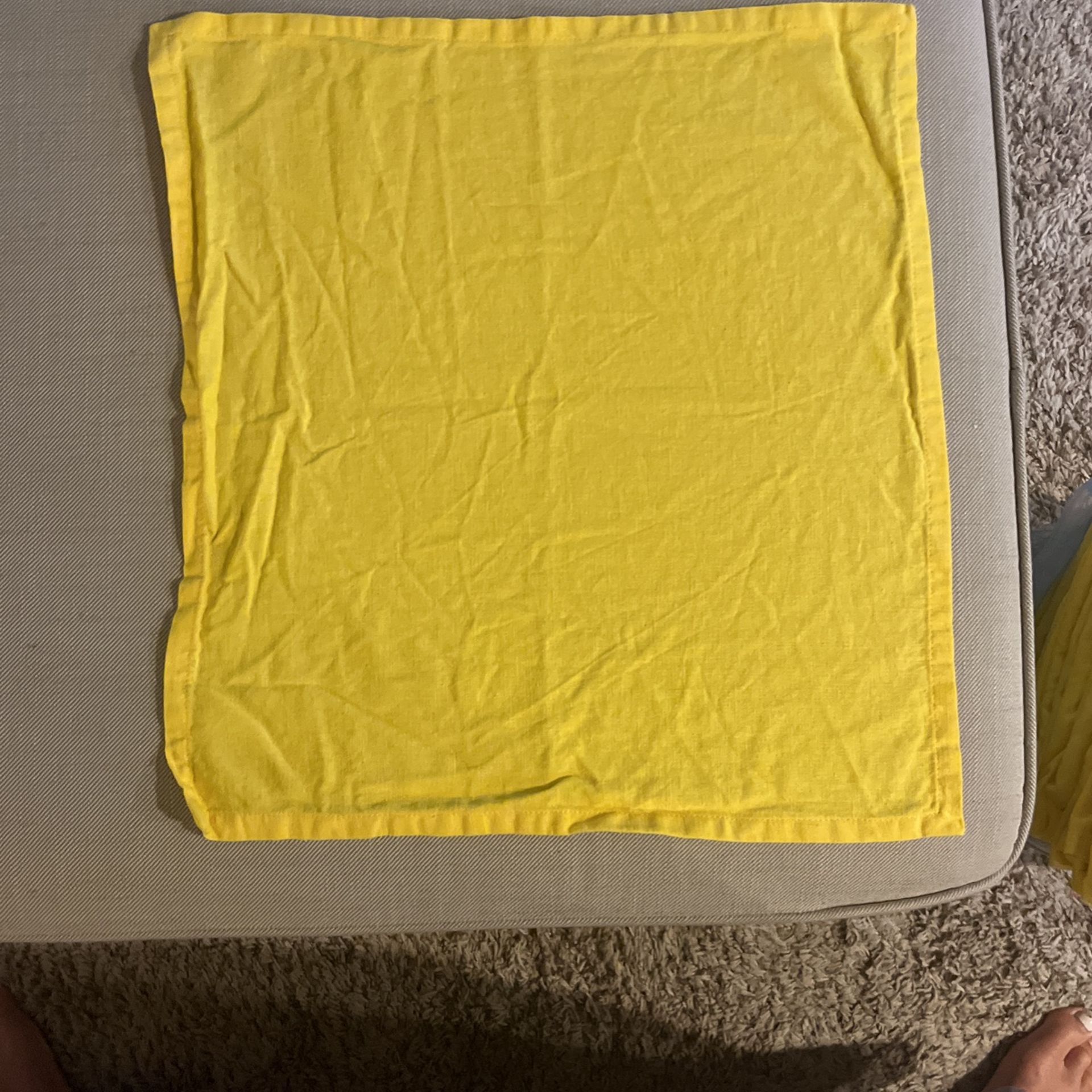 Yellow Dinner Cloths (70)