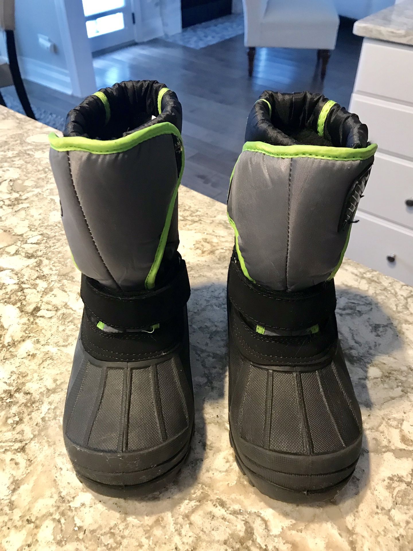 Snow boots size12 never used