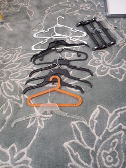 Free Plastik Hangers 