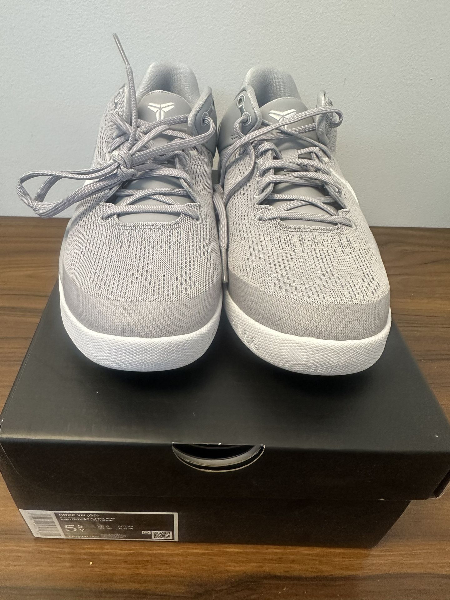 DS Nike Kobe 8 Wolf Grey (GS) size 5.5Y = Women’s size 7