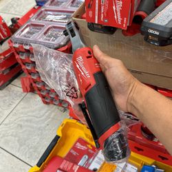Milwaukee M12 Fuel Ratchet With Battery 