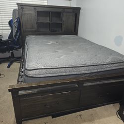 Queen bed set with dressers