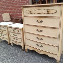 Charming Vintage Mid-Century Dresser and Nightstands Set - Nice condition!

