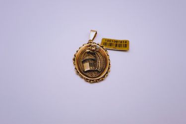18 K yellow gold oval charm