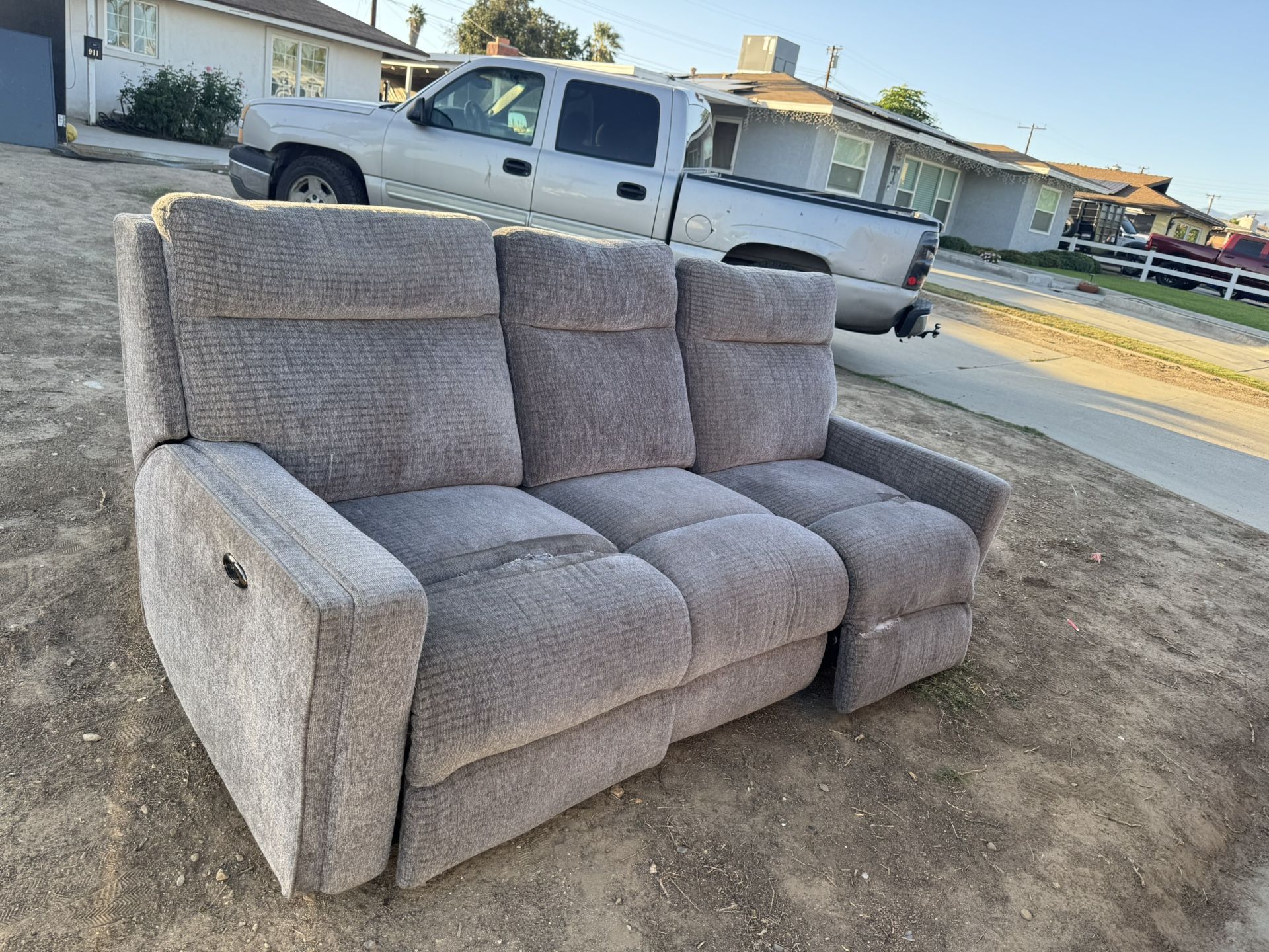 Free Grey Electric Recliner/ Reclinable Gris Gratis