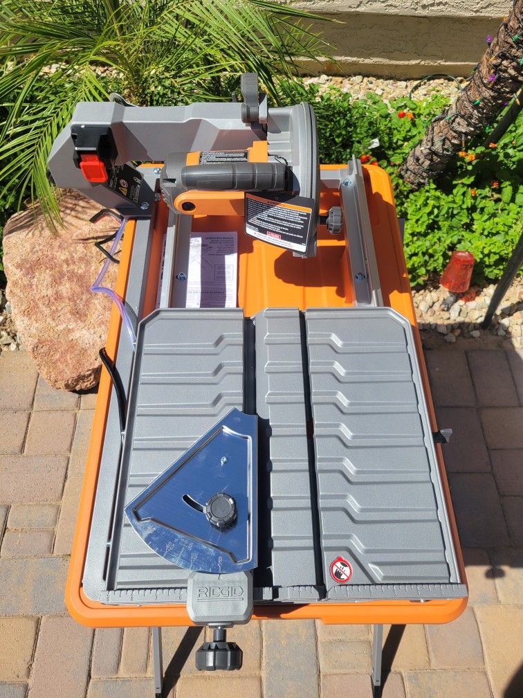 RIDGID 9-Amp 7 in. Blade Corded Wet Tile Saw with Stand
