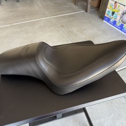 Brand New- BADLANDER CUSTOM SEAT for 883