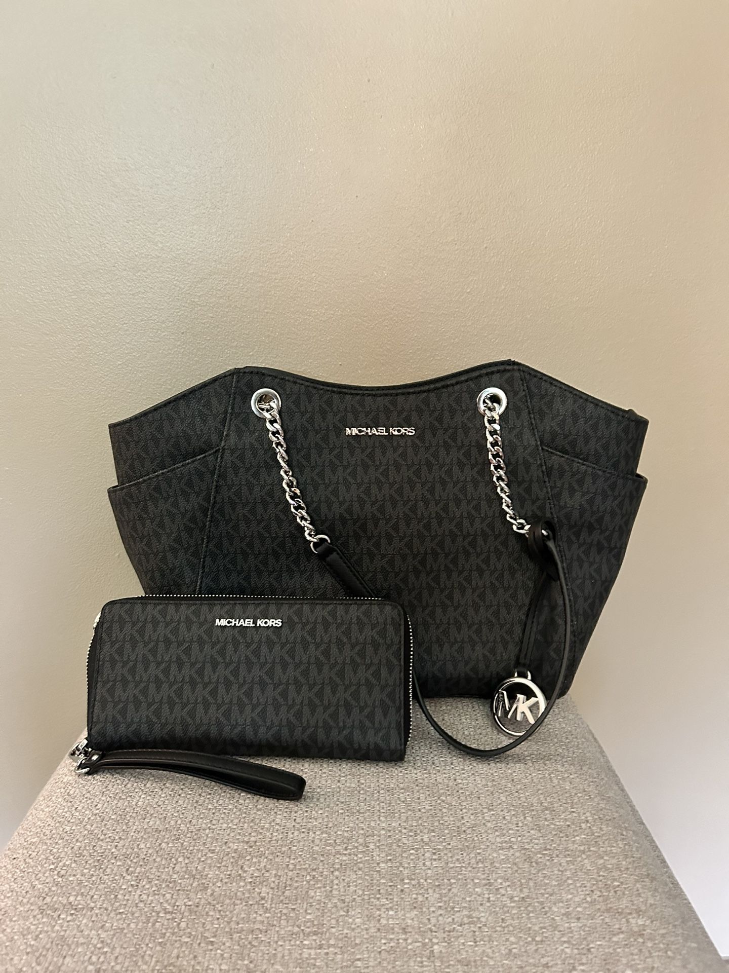 Micheal Kors Tote With Zipper And Wallet