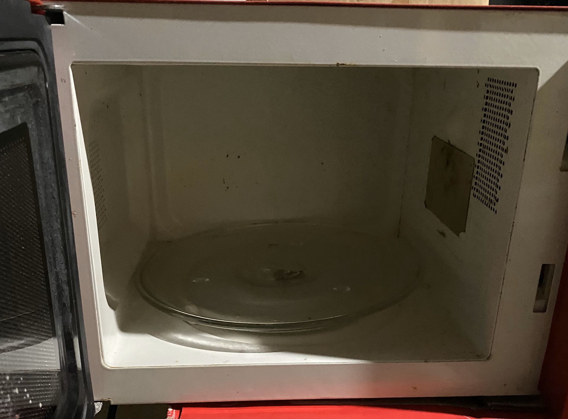 Oster Microwave Oven Rarely Used. Small Size White . .07 Cu. Turnable  Cracked, But Usable. Customer Pickup. for Sale in Elmhurst, IL - OfferUp