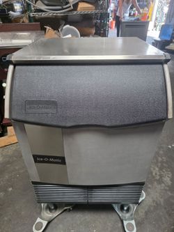 Ice-O-Matic ICEU220HA3 24-1/2" Air Cooled Undercounter Half Dice Cube Ice Machine with 70 lb. Bin - 115V.
 238 lb per Day.
Tested with Live Pictures !