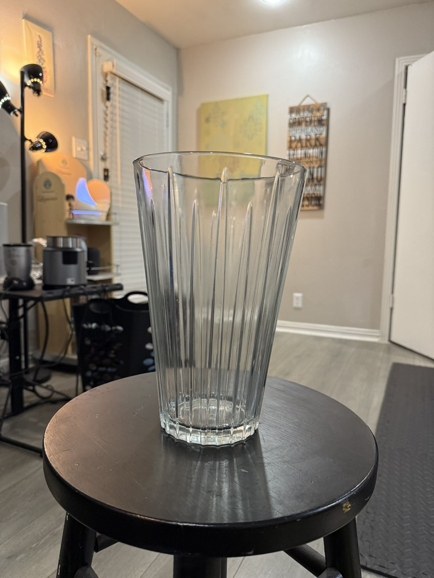 Large Clear Glass Vase – Elegant Vertical Ribbed Design