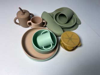Silicone baby feeding set.