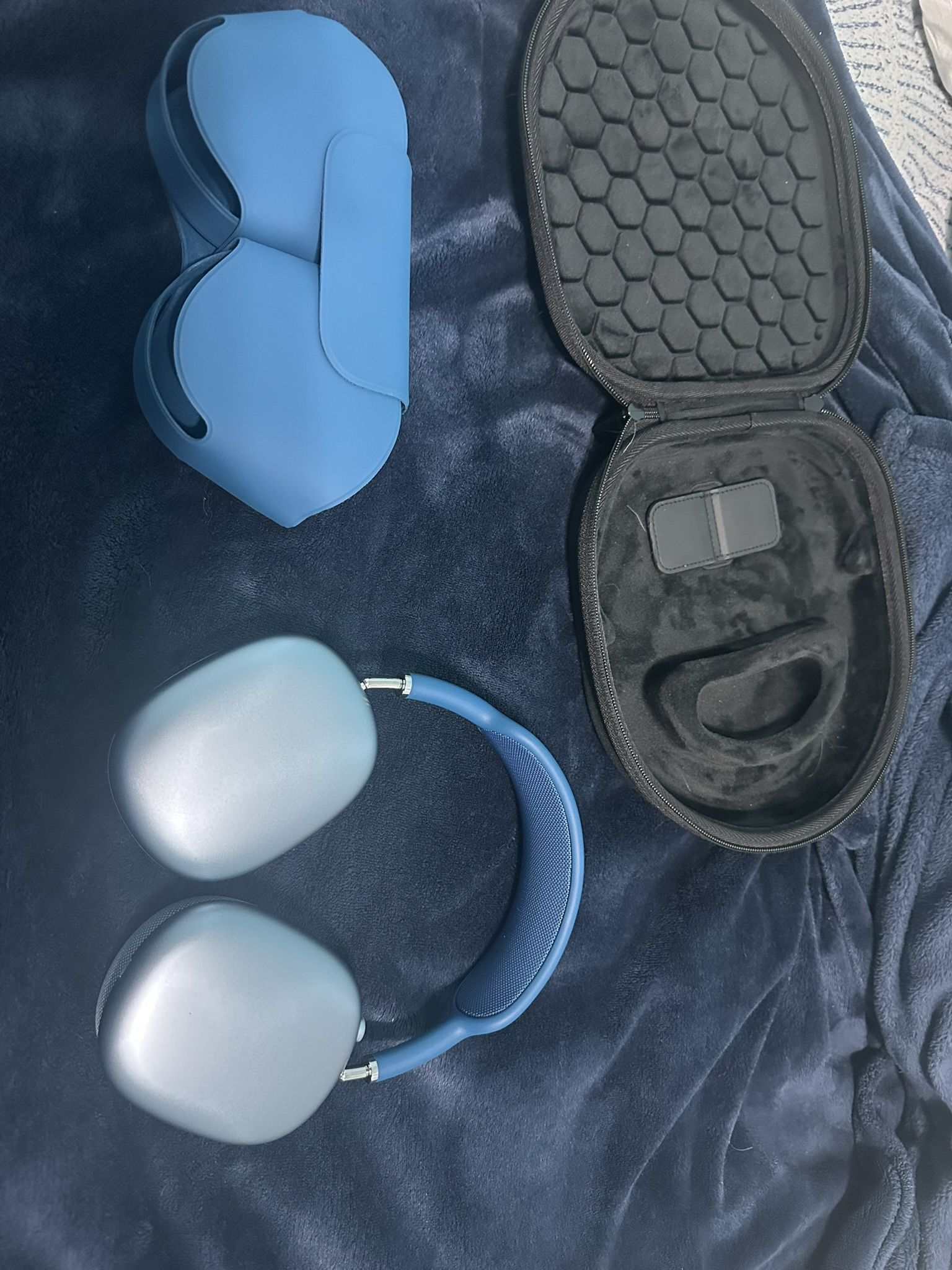 AirPod Max, With Apple Smart Cover And Extra Case.
