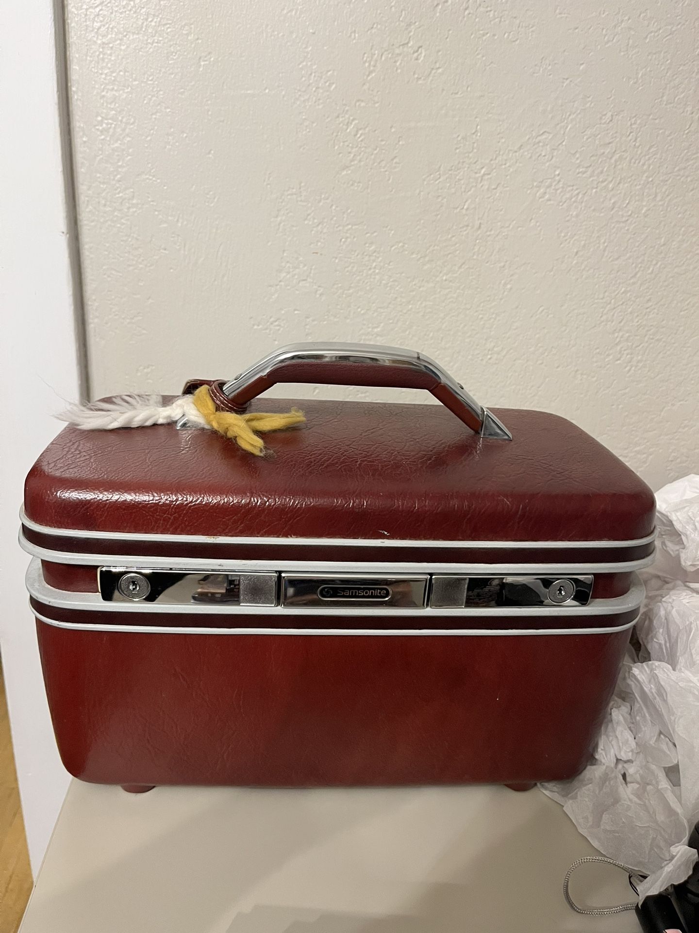 Vintage Samsonite cosmetic/travel hard case with mirror (no key)