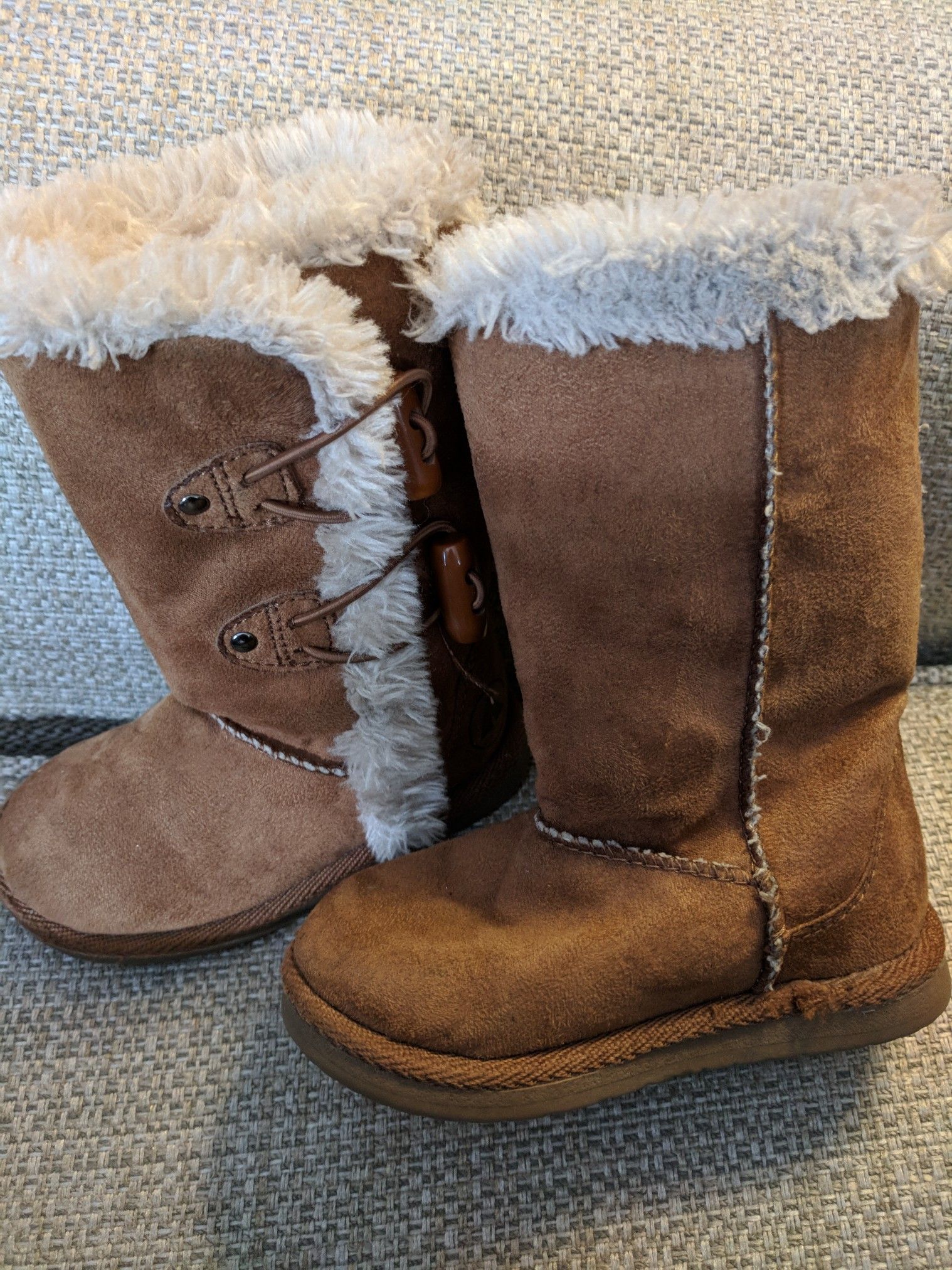 Cozy Ugg-like boots Airwalk toddler size 6