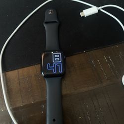 Apple Watch SE (2nd Gen) 44mm – Great Condition + Charger