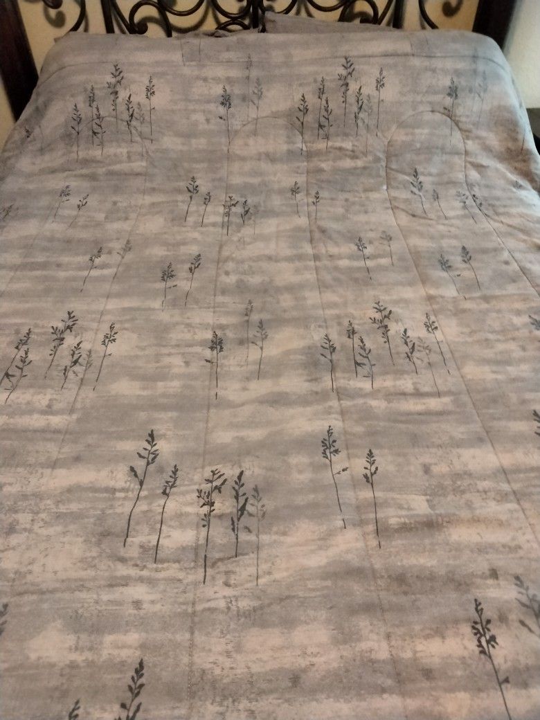 Reversible Queen Comforter