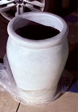 Large White Outdoor Planter / Garden Pot – Heavy Decorative Urn