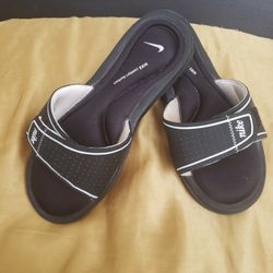 Nike Flat Shoes In Excelent  Condition