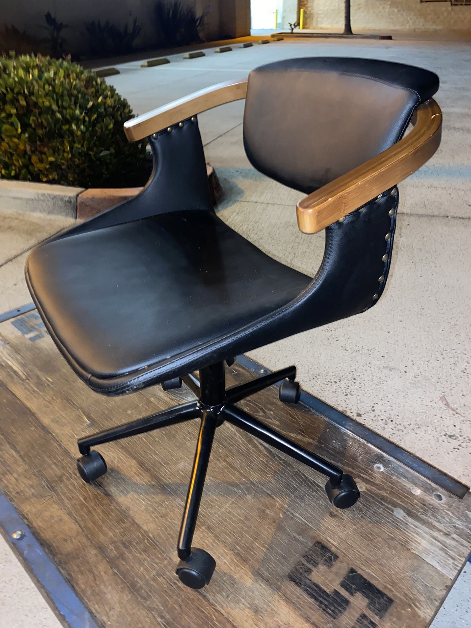 Black Leathery Desk Chair
