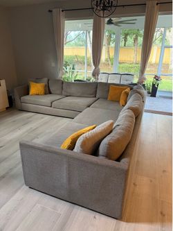 Sectional for sale light grey in good condition