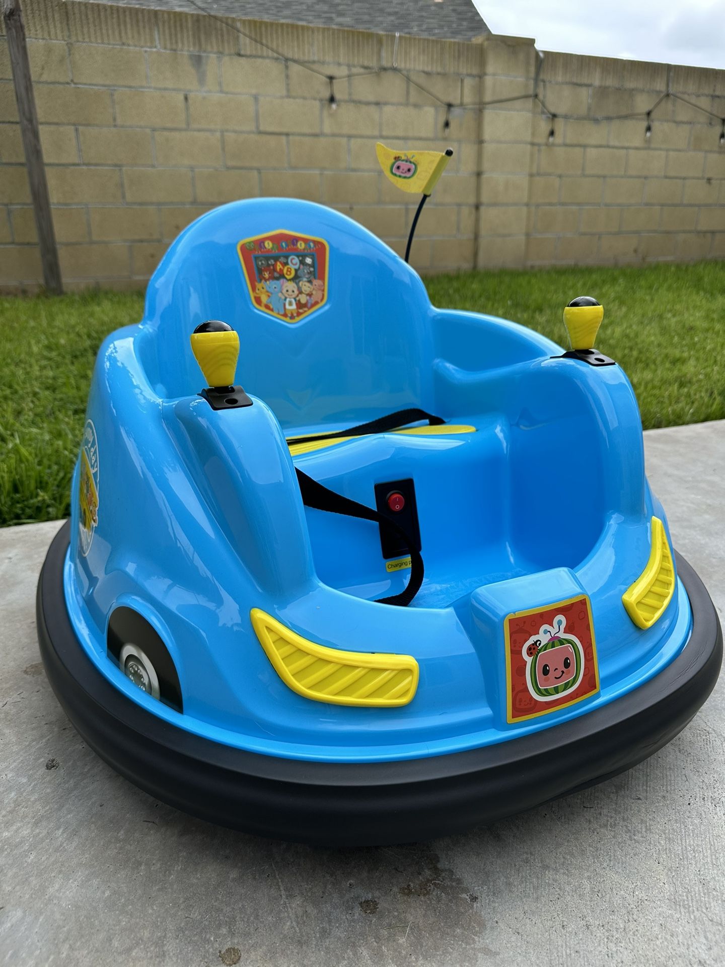 CoComelon 6V Bumper Car, Battery Powered, Electric Ride on for Children by Flybar, Includes Charger