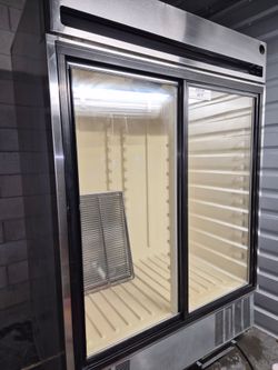 ☆ Delfield 2-Door Merchandiser Refrigerator