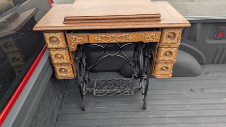 Antique Sewing Machine Machine And Cabinet 